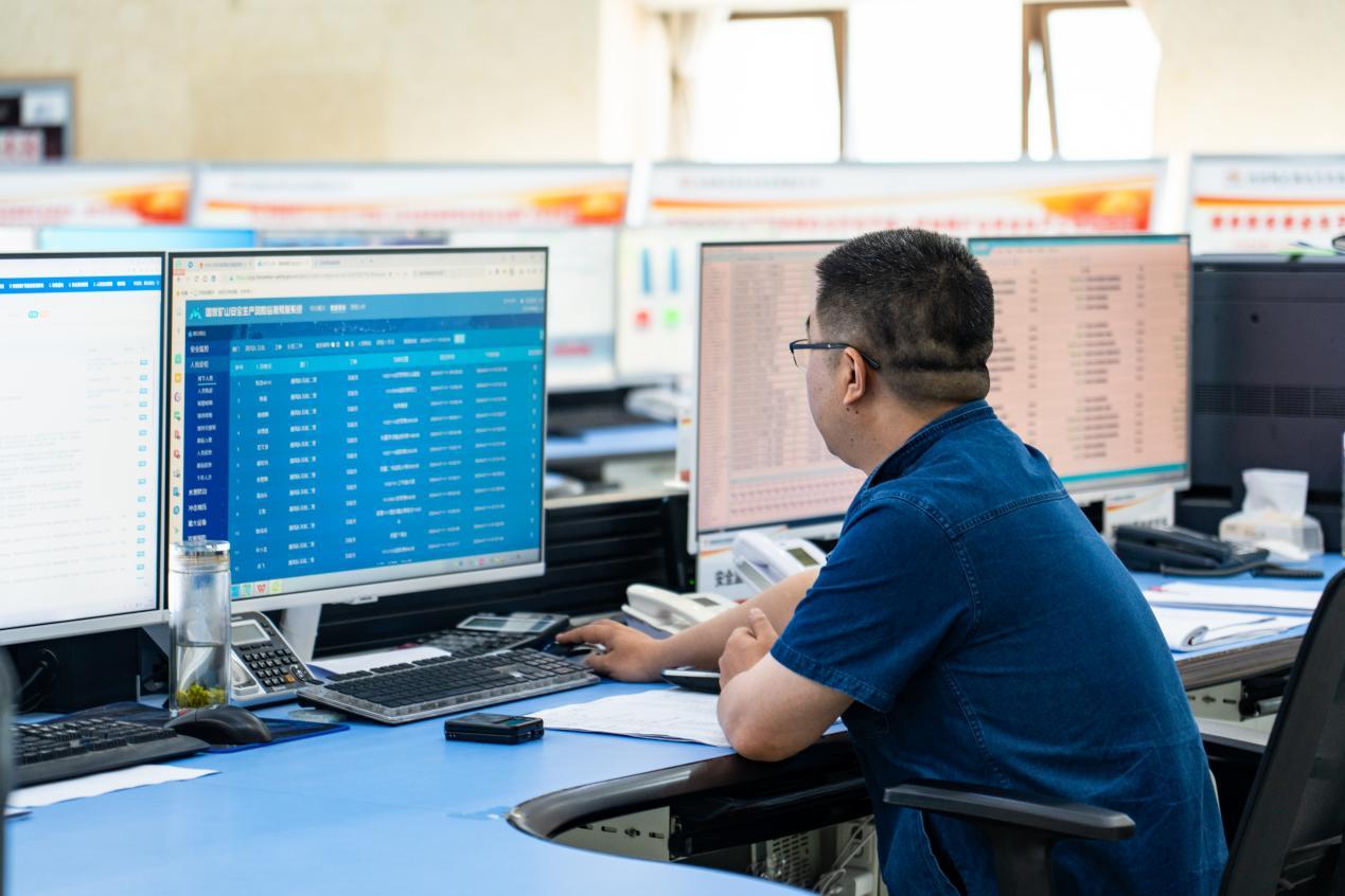 在陕西麟北煤业智能化控制室，工作人员通过数据监测，实时掌握矿井下的生产与安全情况。李昊旭 摄