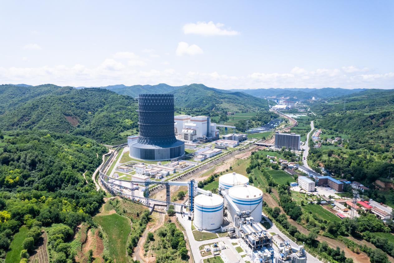 钢结构烟塔一体间冷塔伫立在宝鸡麟游陕西能源麟北发电有限公司园区内。李昊旭 摄