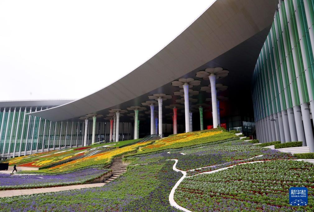 新华全媒＋丨第七届进博会：首批展品进馆 布展工作有序推进