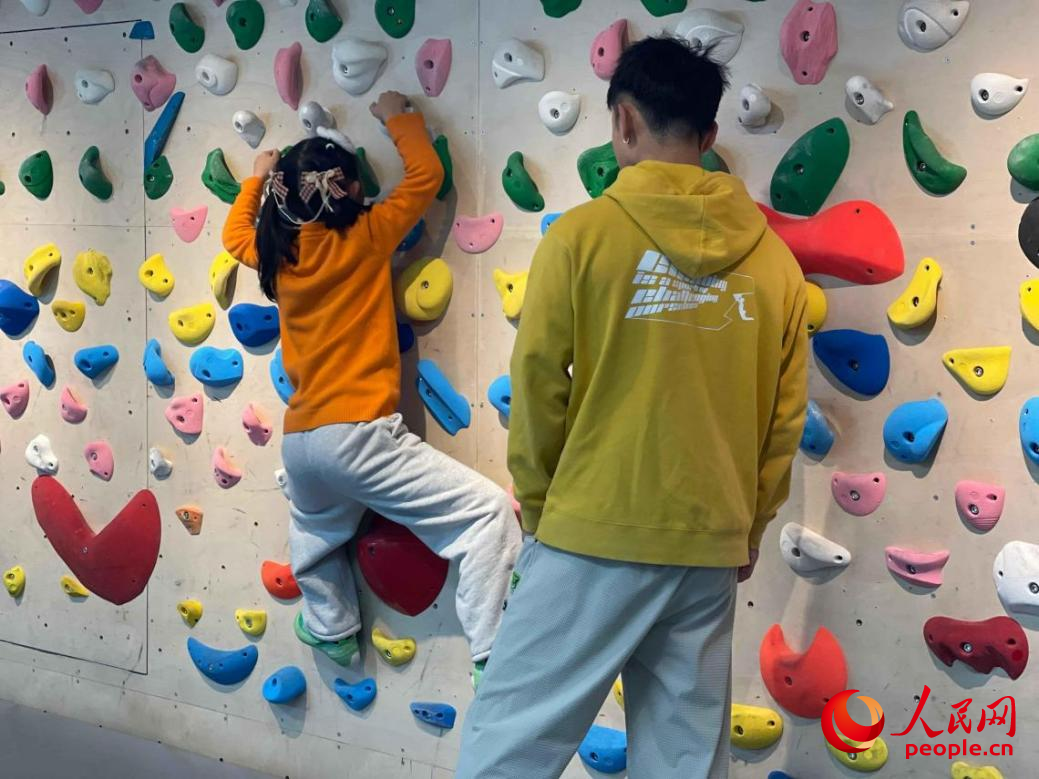 4月13日，在北京市的一家攀岩馆内，教练正在进行攀岩教学。人民网记者 郝帅摄