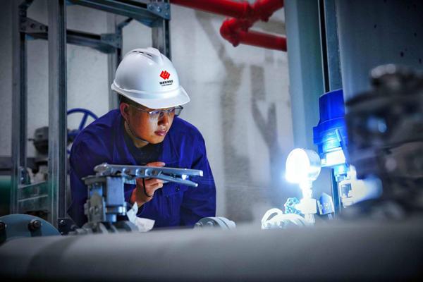 王宇在3号发电机组下机架观察油冷却器情况。张海轩摄