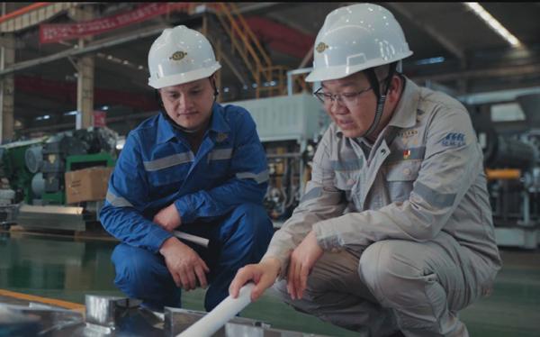 陈忆琳（右）与同事在工作中。受访者供图