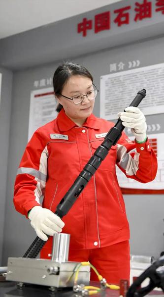 代娟在井站开展脱挂器现场试验。受访者供图