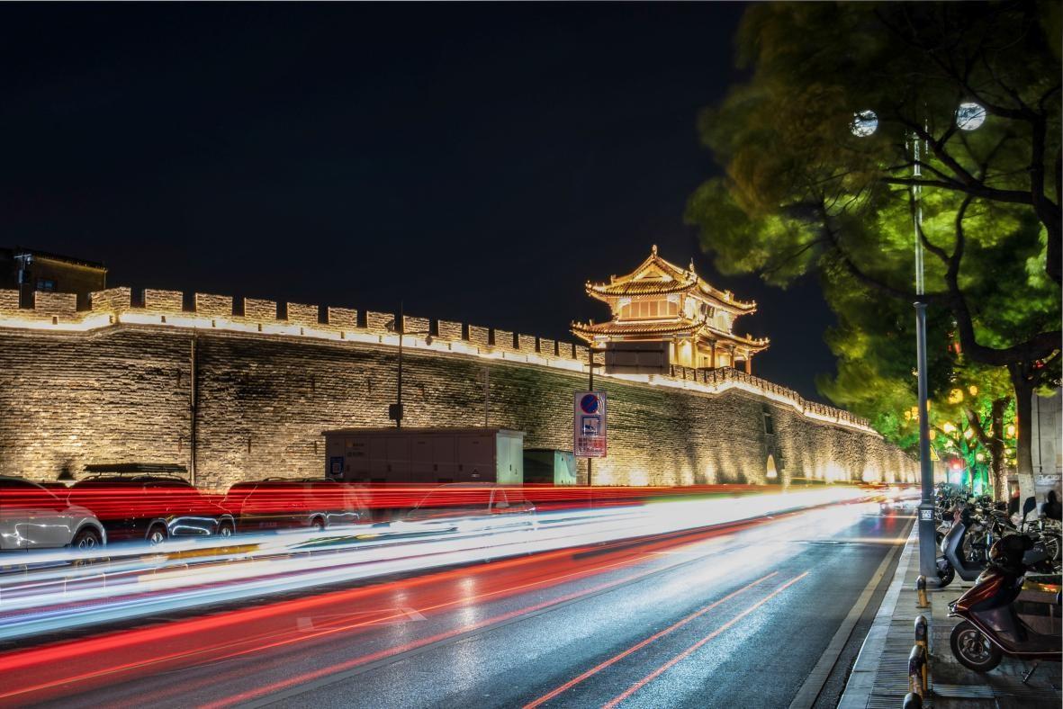 夜色中的襄阳古城墙。王剑摄