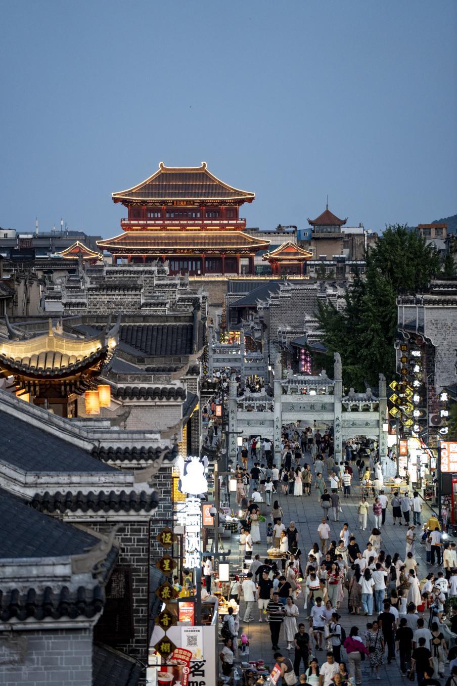 热闹非凡的襄阳北街。王剑摄