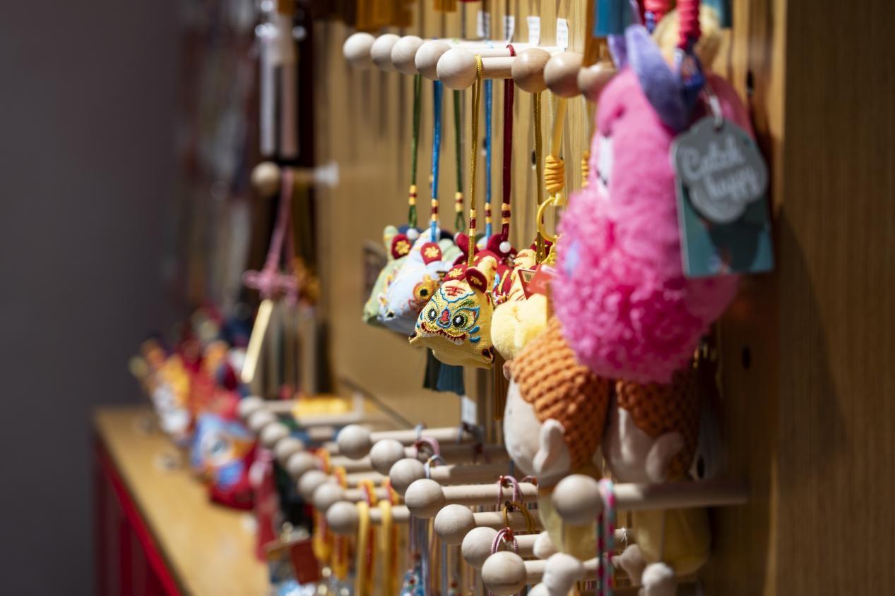 具有当地文化特色的伴手礼。王剑摄