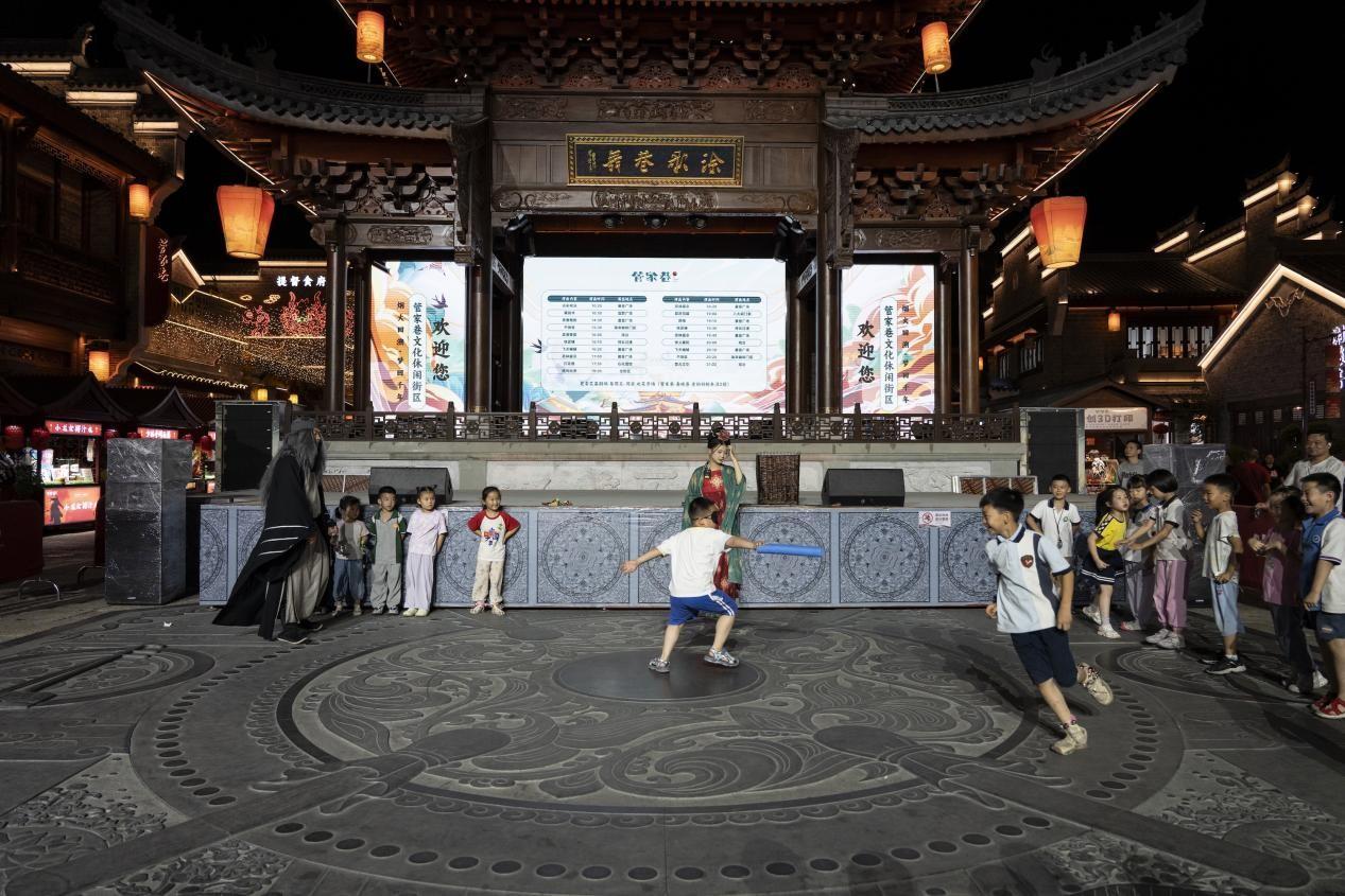 管家巷文化活动吸引小朋友们热烈参与。王剑 摄