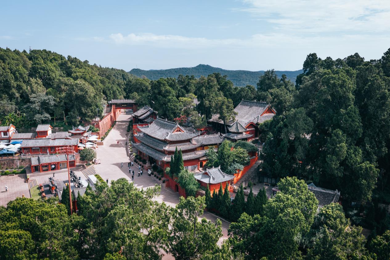 梓潼县七曲山，古建与古柏相依相伴。邱活摄