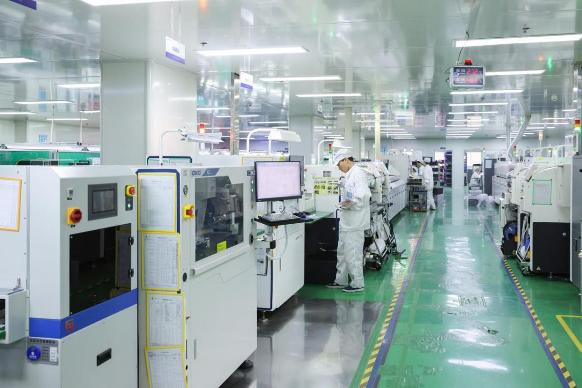 安徽南陵，雅葆轩电子生产线一片繁忙景象。人民网记者 张俊摄