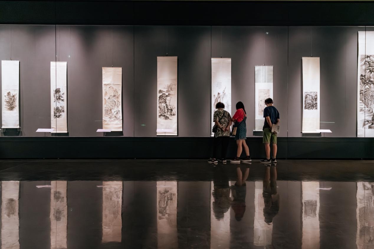 游客在广州艺术博物院（广州美术馆）里参观。邱活摄