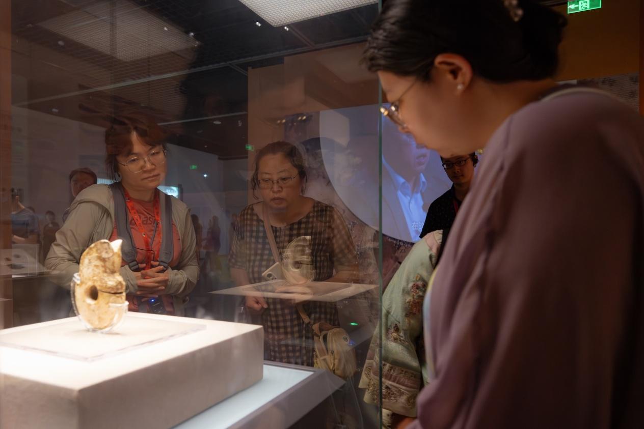 游客在辽宁省博物馆参观。