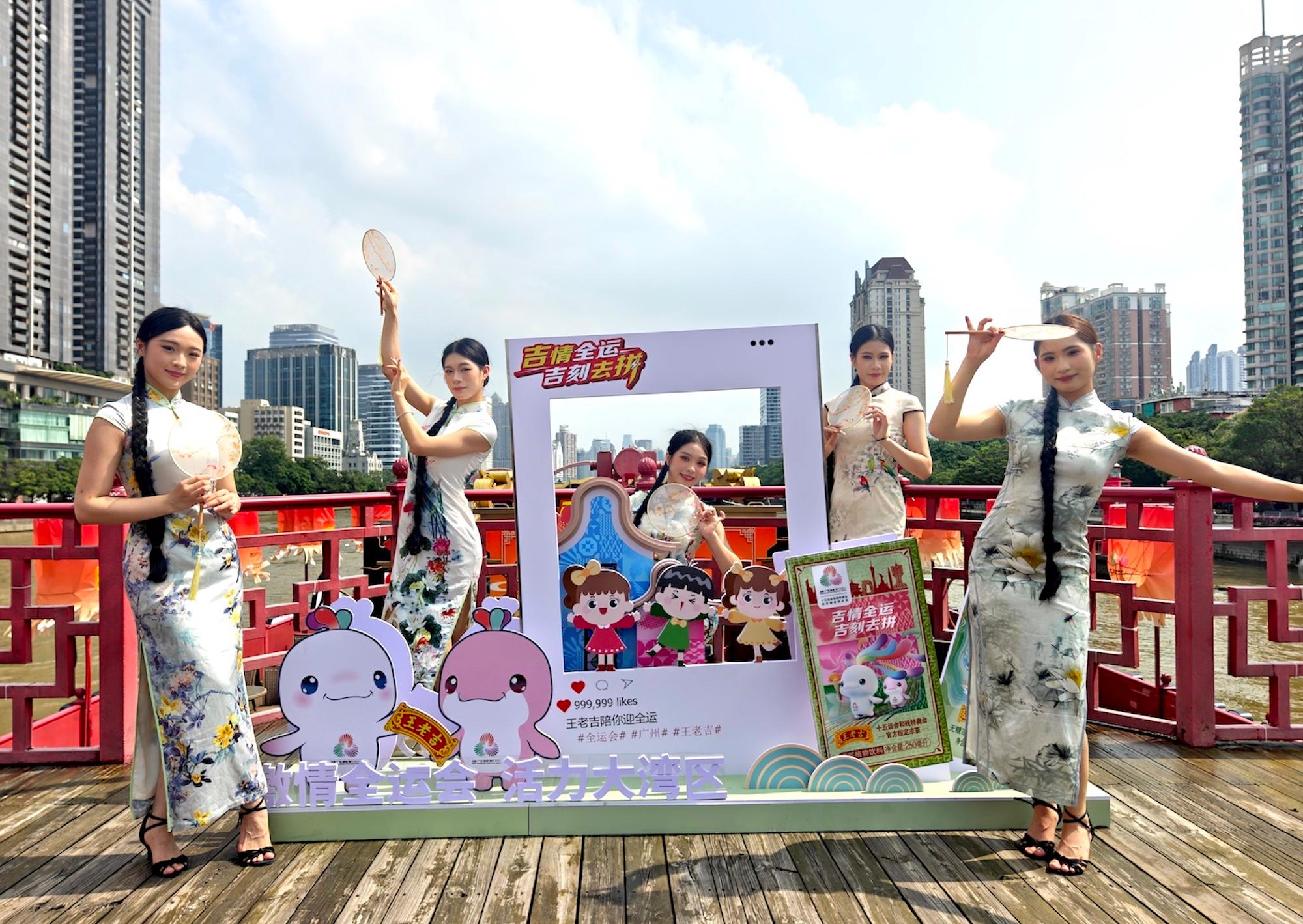 10月10日，广州珠江，舞蹈演员们在客轮上的十五运会打卡装置合影，表达对十五运会的期待。人民网 王雅蝶摄