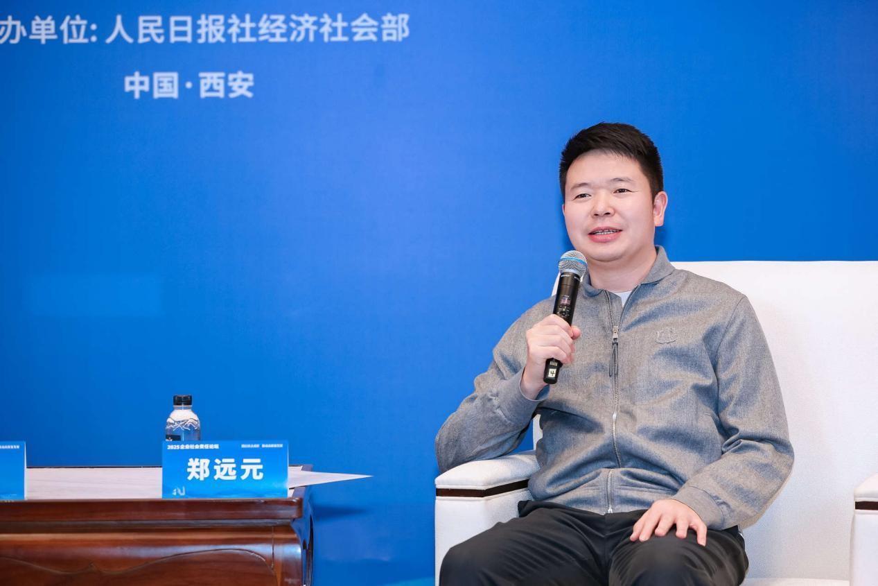 图为远元集团创始人郑远元接受采访