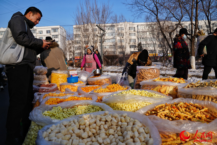 市民在大集上采购年货。人民网记者 李洋摄