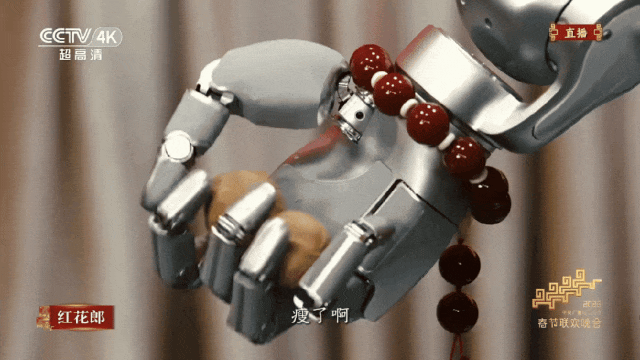 “盖博特”展示盘核桃“绝活”。图片来源:央视新闻