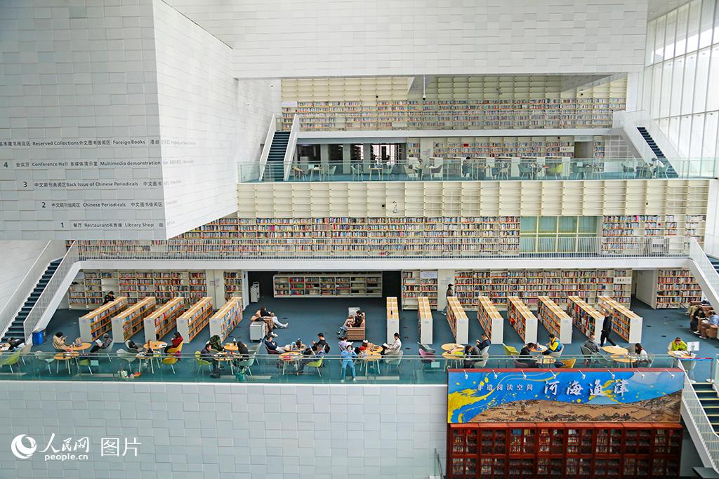 2026年4月14日，读者在天津图书馆阅读。该馆从建设之始就以“智慧乐园”为初心，通过零门槛、全免费、全龄段覆盖的服务，以及持续的数字化转型和空间再造，实现了“知识的天堂”与“市民的乐园”这一普惠愿景。人民网记者 崔新耀摄