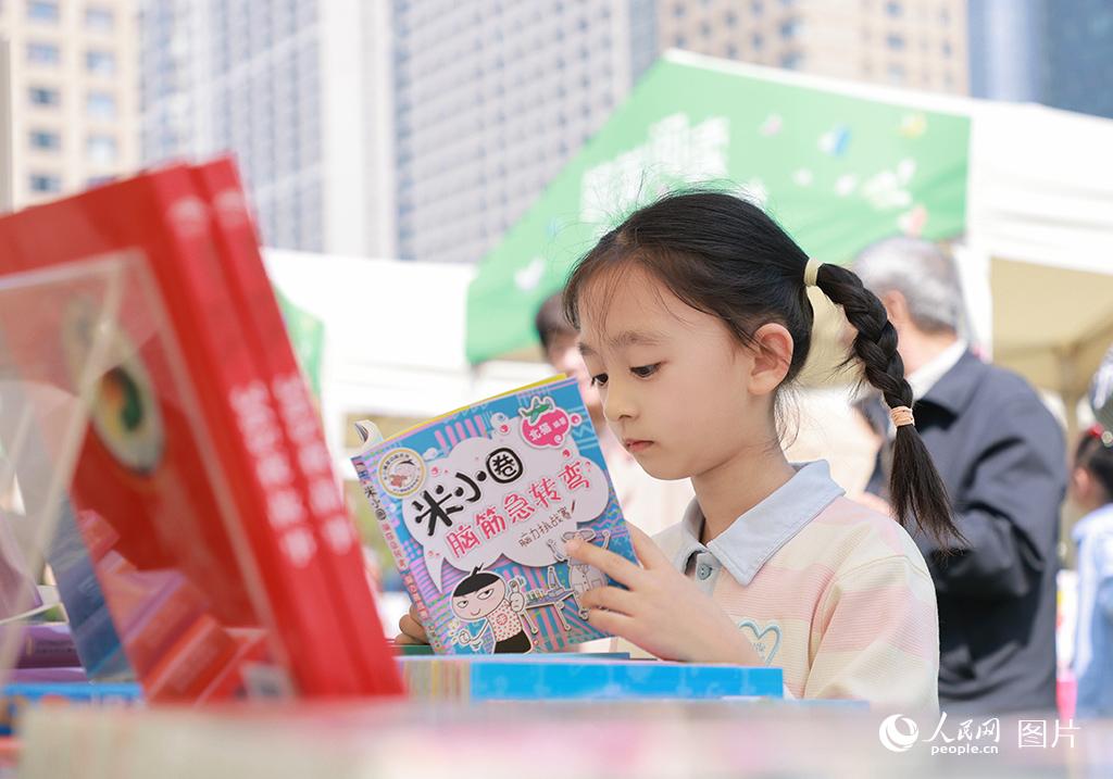 4月19日，合肥市政务区，一位小朋友正在户外认真阅读。人民网记者 王晓飞摄