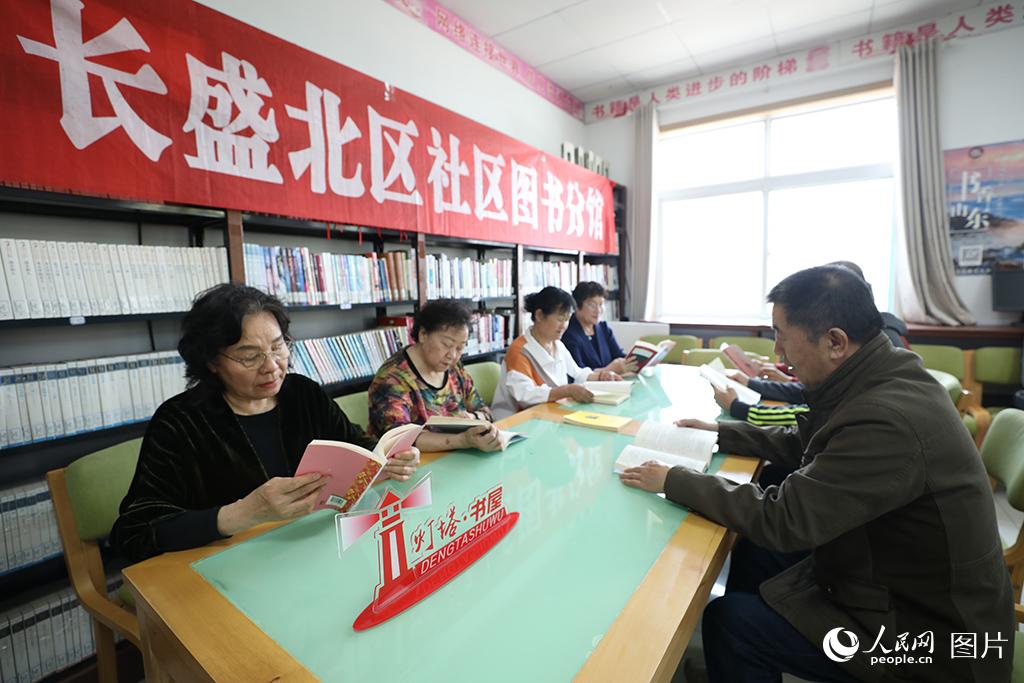 2026年4月15日，山东省济南市历下区长盛北区社区图书室。居民们手捧书卷，静享书香。在济南，像这样建在“家门口”的社区书屋，正让阅读变得触手可及，营造出浓厚的全民阅读氛围。人民网记者 刘祺摄