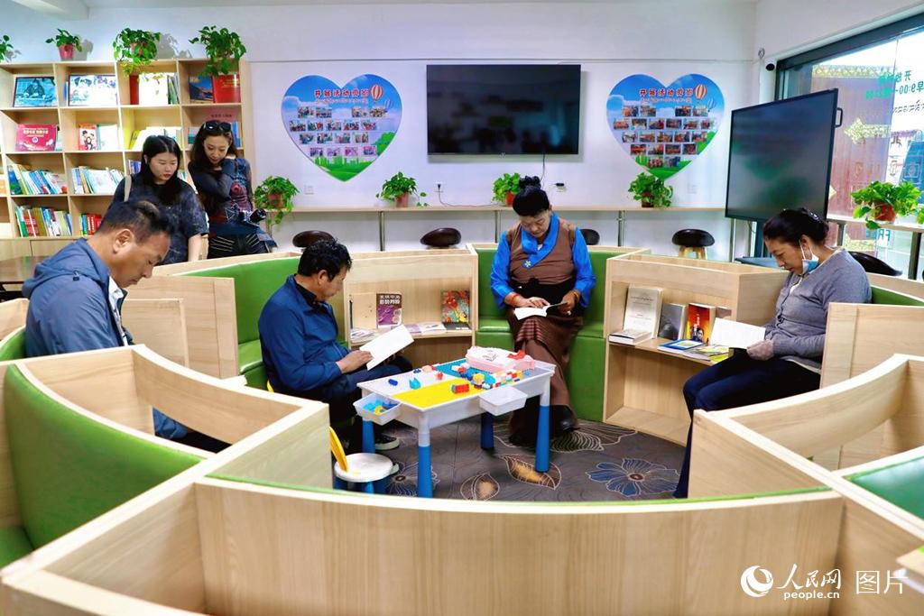 拉萨市城关区鲁固社区党群服务V站的图书阅览区内，社区居民们在温馨雅致的陈设间尽享阅读之乐。人民网记者 次仁罗布摄