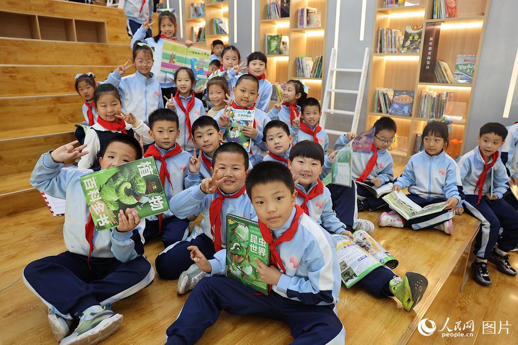 4月17日，“跟着总书记读好书 燕赵书香伴成长——四月书香·阅赠未来”主题活动在石家庄市柏林庄学校举行。河北省教育厅与人民日报出版社共同启动“四月书香·阅赠未来”捐赠仪式，向全省中小学生赠送优质图书与AI伴读体验账号；“金台AI书香·人民日报伴你阅读平台”线下体验区正式揭牌，标志着河北青少年数字化、智能化阅读服务体系进入全面落地阶段。图片为石家庄市柏林庄学校学生在阶梯式阅读空间阅读。 人民网 席彪摄