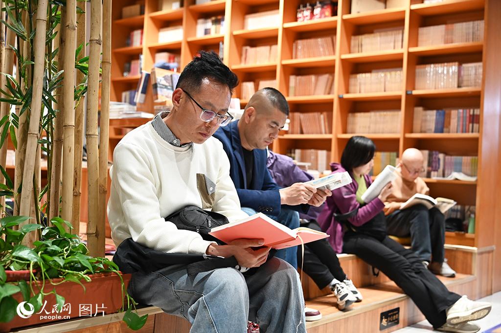 4月19日，兰州市民在西北书城读书。人民网 席娟娟摄