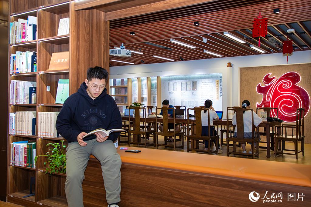 2026年4月16日，读者在福建省首个复合型地方文献阅览空间“八闽书房”查阅资料。人民网记者焦艳 摄