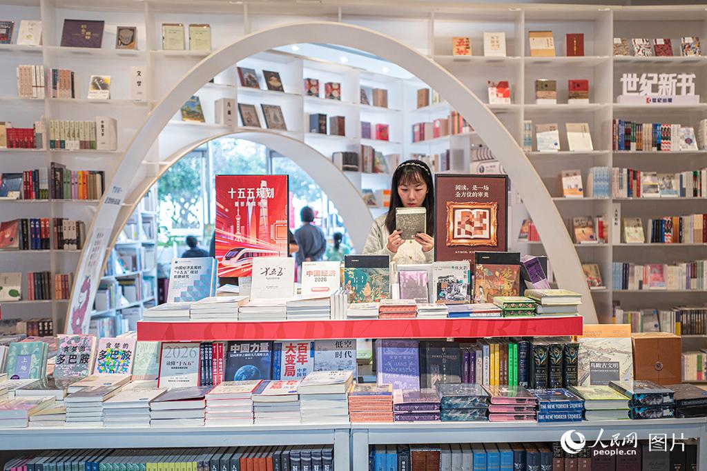 2026年4月20日，上海，读者在上海中心52层的朵云书院旗舰店内选购书籍。