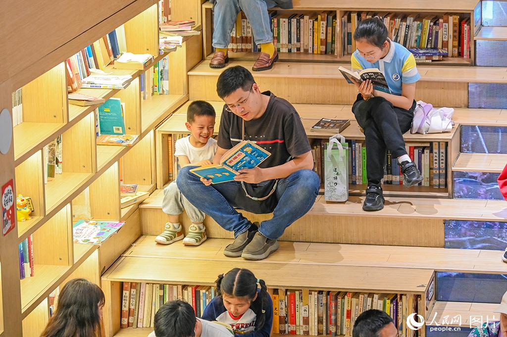 4月19日下午，在浙江省杭州市上城区南宋书房，市民在大台阶上阅读、休息。人民网记者 叶宾得摄