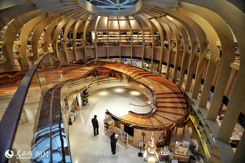 2026年4月16日，市民在吉林长春言几又书店阅读。近年来，吉林长春通过改造阅读空间、迭代阅读模式、创新阅读活动等举措，让特色书店、文化空间成为市民读书休闲的新去处，不断提升群众幸福感。人民网记者 李洋摄