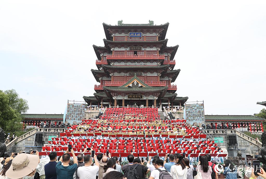 4月20日，适逢全国首个“全民阅读活动周”启幕。在千年名楼滕王阁下，数百名学子身着传统服饰，在滕王阁前诵读中国古代文学名篇《滕王阁序》和文天祥的《正气歌》。学子们铿锵有力的声音，点燃了游客观众的阅读热情，也让崇文尚学的精神在英雄城生生不息。（人民网记者 时雨）