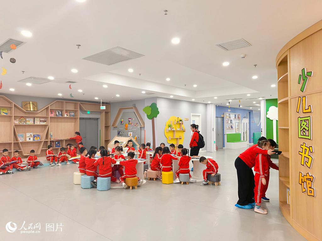 4月20日，在长春市少年儿童图书馆长春市妇女儿童活动中心童话主题分馆内，小朋友们正沉浸在绘本的奇妙世界里。场馆打造优质儿童阅读空间，以丰富绘本滋养童心，助力少年儿童养成良好阅读习惯，传递书香力量。人民网记者 王帝元摄